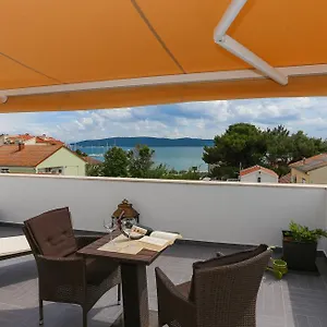 apartments-enatoni.hotels-in-trogir.com/